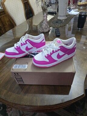 Nike Size 5.5Y Low-Top Sneakers in White and Hot Pink